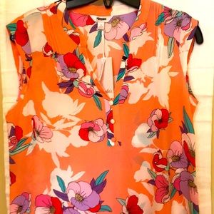 🚦Candies floral sleeveless, button front, pintuck shell